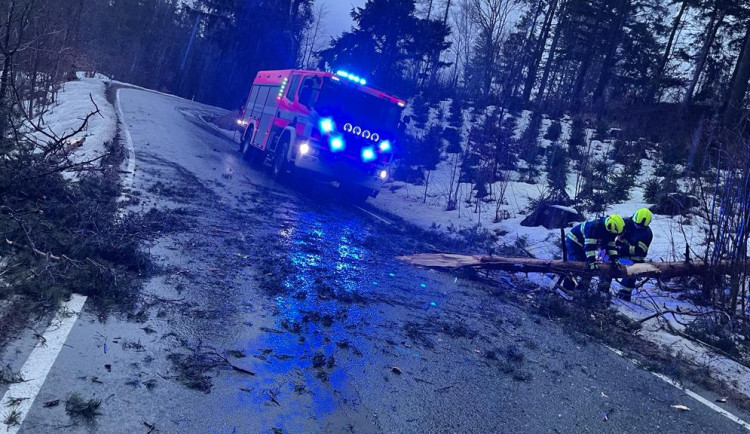 Hradecký kraj potrápil silný vítr. Domácnosti jsou bez proudu, Sněžku zasáhl orkán