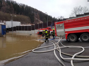Domácnosti bez proudu, komplikace v dopravě a povodňová bdělost. To byl dnešek v režii větru a deště