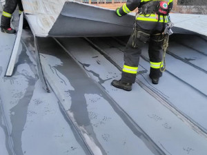 Domácnosti bez proudu, komplikace v dopravě a povodňová bdělost. To byl dnešek v režii větru a deště