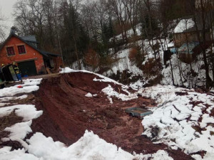 Domácnosti bez proudu, komplikace v dopravě a povodňová bdělost. To byl dnešek v režii větru a deště
