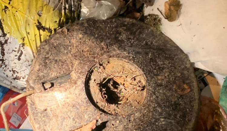 Mladík hodil protitankovou minu do koše. Díky jeho matce pro ni přijela policie