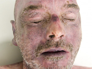 Policie stále pátrá po totožnosti utonulého muže. Tělo našla v korytě řeky Zdobnice