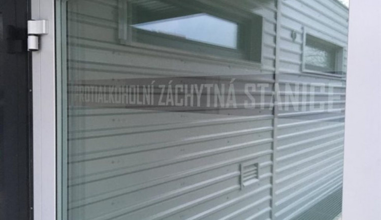 Policie musela pro opilého kuchaře restaurace. Málem na sebe převrátil vařící vodu