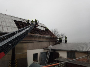 Vítr zaměstnával hasiče i o víkendu. Zdemolovaná chatka i nehoda osobního vlaku