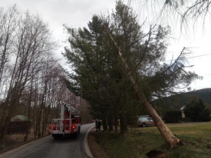 Vítr zaměstnával hasiče i o víkendu. Zdemolovaná chatka i nehoda osobního vlaku