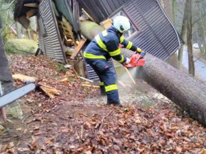 Vítr zaměstnával hasiče i o víkendu. Zdemolovaná chatka i nehoda osobního vlaku