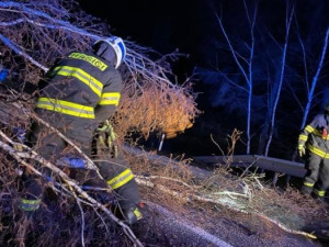 Vítr zaměstnával hasiče i o víkendu. Zdemolovaná chatka i nehoda osobního vlaku