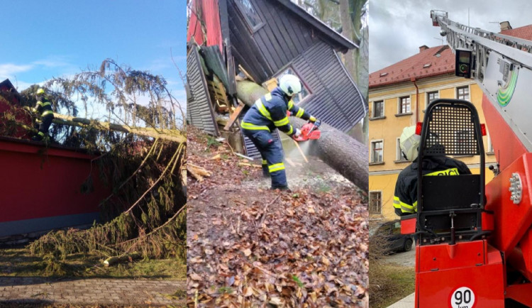Vítr zaměstnával hasiče i o víkendu. Zdemolovaná chatka i nehoda osobního vlaku