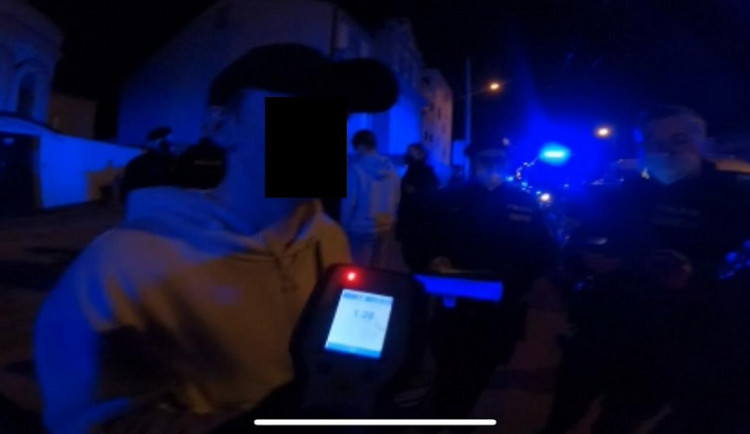 Policie kontrolovala klub. Mladiství měli pod vlivem alkoholu vstupovat do silnice