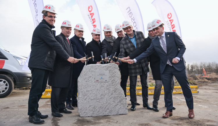Dnes začala stavba nového fotbalového stadionu v Hradci Králové. První změny uvidí lidé v březnu