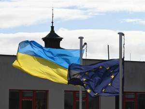 Města vyjadřují podporu Ukrajině. Žlutomodré vlajky visí i v Hradci Králové