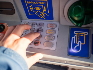 Podvodníci se vydávali za bankéře a důvěřivou ženu připravili o životní úspory