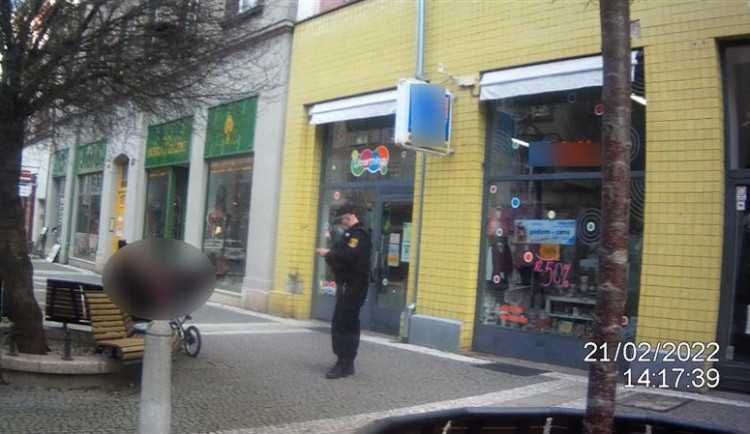 Pro jedno pivo mě nebudete buzerovat, křičela žena s kočárkem na policisty v Hradci