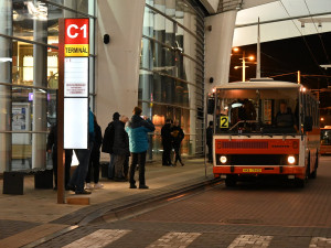 V Hradci Králové vyjel dvojkový autobus. 22. 2. 2022 ve 22:02 nastoupilo několik desítek cestujících