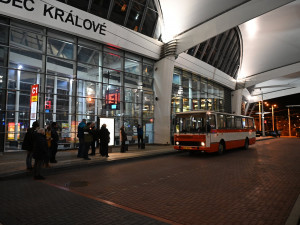 V Hradci Králové vyjel dvojkový autobus. 22. 2. 2022 ve 22:02 nastoupilo několik desítek cestujících