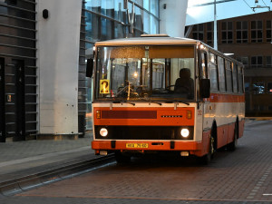 V Hradci Králové vyjel dvojkový autobus. 22. 2. 2022 ve 22:02 nastoupilo několik desítek cestujících