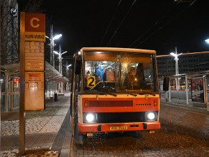 V Hradci Králové vyjel dvojkový autobus. 22. 2. 2022 ve 22:02 nastoupilo několik desítek cestujících
