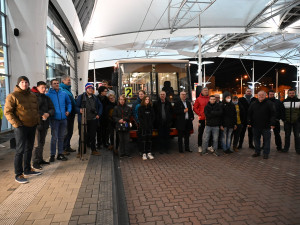 V Hradci Králové vyjel dvojkový autobus. 22. 2. 2022 ve 22:02 nastoupilo několik desítek cestujících