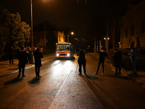 V Hradci Králové vyjel dvojkový autobus. 22. 2. 2022 ve 22:02 nastoupilo několik desítek cestujících