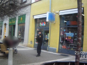 Pro jedno pivo mě nebudete buzerovat, křičela žena s kočárkem na policisty v Hradci