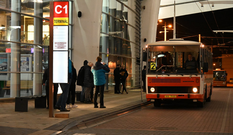 V Hradci Králové vyjel dvojkový autobus. 22. 2. 2022 ve 22:02 nastoupilo několik desítek cestujících