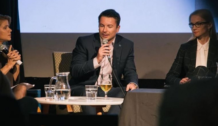 Není to nějaká vzdálená válka, která se nás netýká, říká politolog Jakub Lysek