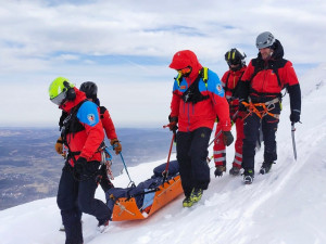 Ze Sněžky se na polskou stranu hory zřítil mladý muž. Padal téměř 400 metrů