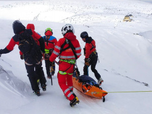 Ze Sněžky se na polskou stranu hory zřítil mladý muž. Padal téměř 400 metrů