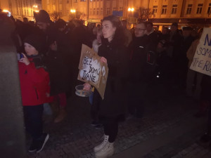 V Hradci Králové vyjádřili podporu Ukrajině stovky lidí. Promluvili studenti, zástupci církve i samotní Ukrajinci