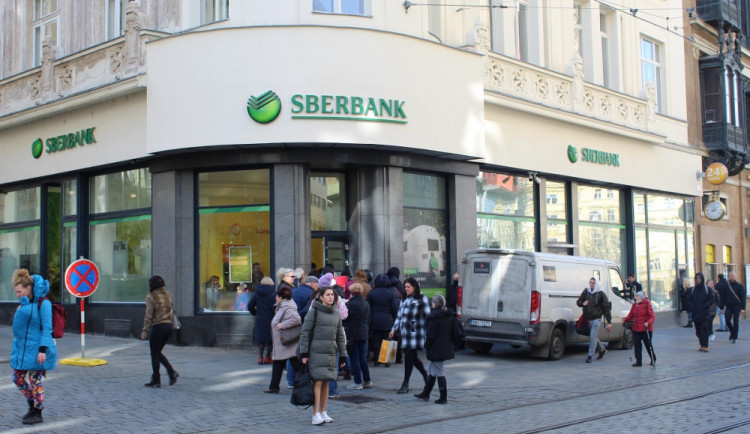 Hradecká pobočka Sberbank zůstává zavřená i dnes. Nepůjdou transakce kartou
