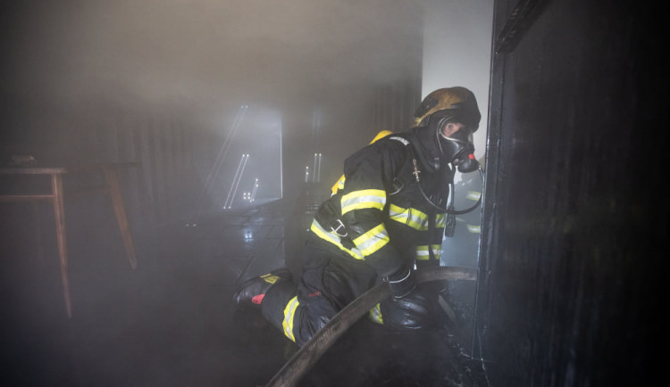 V Broumově hořel bytový dům. Evakuováno bylo 50 lidí