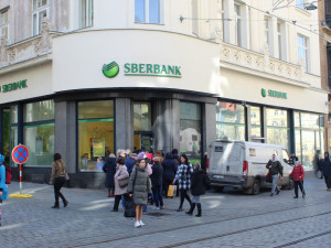 Hradecká pobočka Sberbank zůstává zavřená i dnes. Nepůjdou transakce kartou