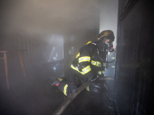V Broumově hořel bytový dům. Evakuováno bylo 50 lidí