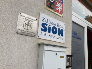 Ředitel Sionu Doksanský žaluje zastupitele Hanouska. Údajně poškodil dobré jméno školy