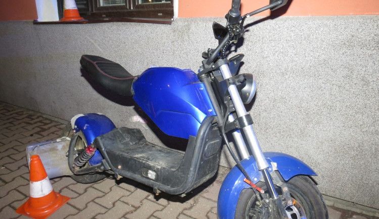 Opilý muž najel s elektrokoloběžkou do domu. Nadýchal téměř dvě promile
