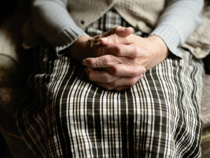 Seniorů v Česku dva roky ubývá. Na vině je koronavirus