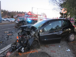 Čelní střet dvou aut zastavil dopravu v Nové Pace. Oba řidiči skončili v nemocnici