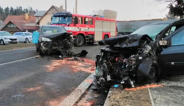 Čelní střet dvou aut zastavil dopravu v Nové Pace. Oba řidiči skončili v nemocnici