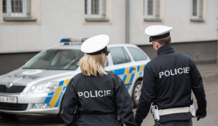 Řidič vjel na chodník a srazil kolemjdoucí ženu. Pátrá po něm policie