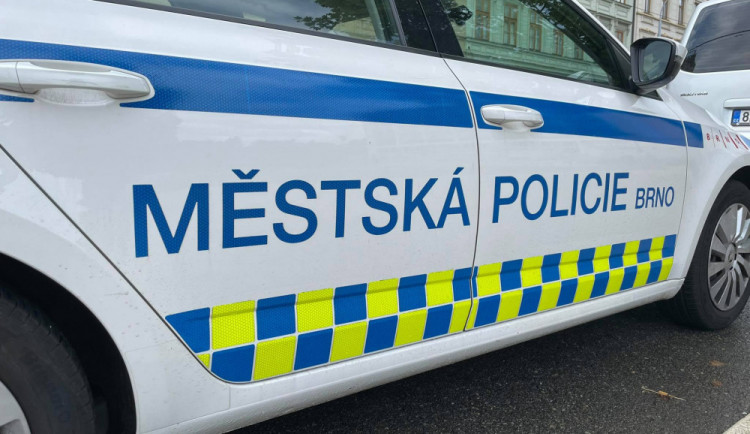 Spadly na zem a volaly o pomoc. Důchodkyně z Brna vysvobodila ze zamčených bytů policie