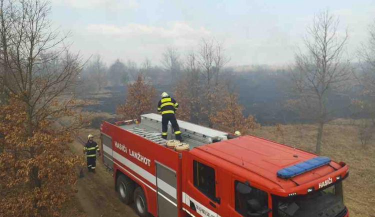 Jihomoravští hasiči bojovali s hořící trávou. Plameny zasáhly tři hektary louky