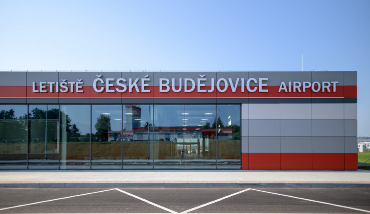 Ukrajince dovezou na Letiště České Budějovice autobusy. U nádraží je sklad materiální pomoci