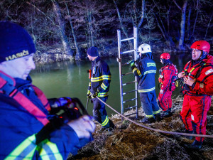 Řidič utopil auto v Labi. V Hořenicích u Jaroměře zasahovali i potápěči