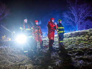 Řidič utopil auto v Labi. V Hořenicích u Jaroměře zasahovali i potápěči