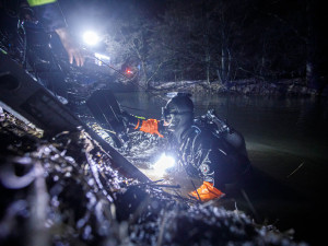 Řidič utopil auto v Labi. V Hořenicích u Jaroměře zasahovali i potápěči