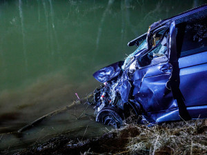 Řidič utopil auto v Labi. V Hořenicích u Jaroměře zasahovali i potápěči