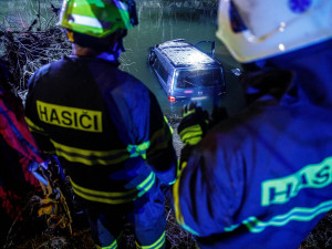 Řidič utopil auto v Labi. V Hořenicích u Jaroměře zasahovali i potápěči