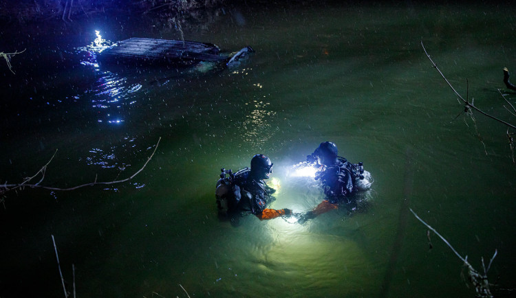 Řidič utopil auto v Labi. V Hořenicích u Jaroměře zasahovali i potápěči