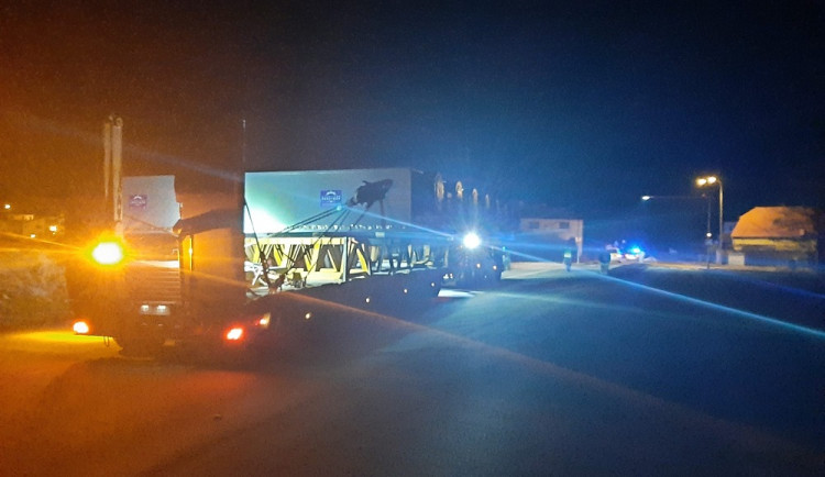 VIDEO: Jihočeským krajem projel nadměrný náklad. Měřil 23 metrů