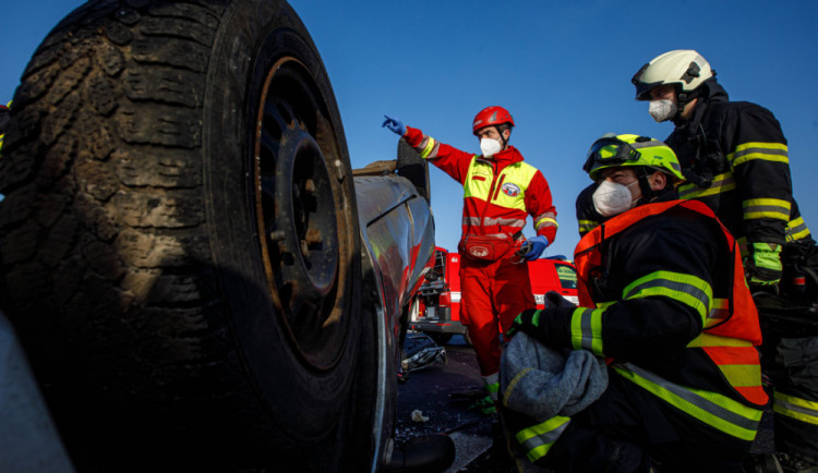 Na Rychnovsku dnes zemřel řidič osobního auta. Narazil autem do stromu